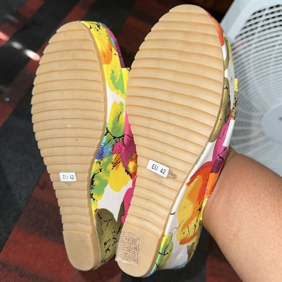 Floral Wedge Sandals - Picture 7 of 7